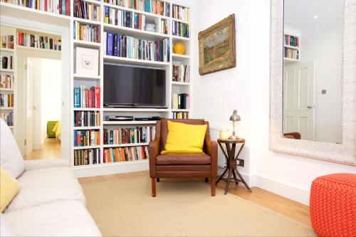 English Retro 2BR apt, moments from Battersea Park
