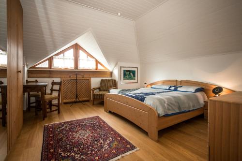 - une chambre avec un lit, une table et une fenêtre dans l'établissement Villa Sissi, à Laives