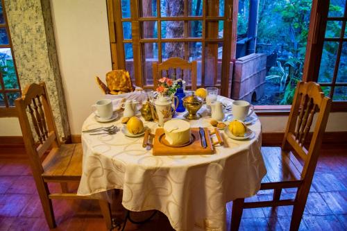 een eettafel met een wit tafelkleed bij Hotel Museo Casona Ugarte Leon in Concepción