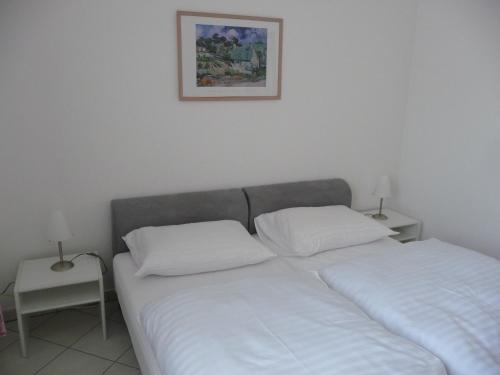 DonnerskirchenにあるAppartements Panoramaのベッドルーム(白い枕2つ付)
