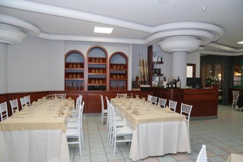 Restaurant ou autre lieu de restauration dans l'établissement Hotel Stefano a Melito