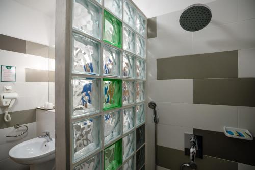 La salle de bains est pourvue de toilettes et d'un lavabo. dans l'établissement Pensiunea La Broscuta, à Câmpia Turzii