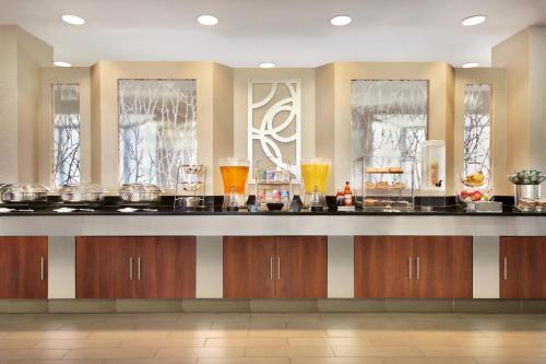 a bar in a room with some drinks on it at Radisson Akron-Fairlawn Copley in Fairlawn
