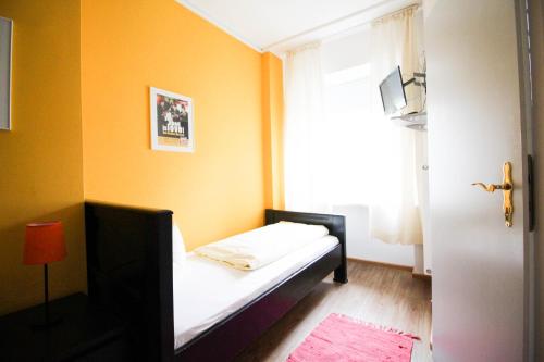 Letto o letti in una camera di Hotel Pension am Hauptbahnhof