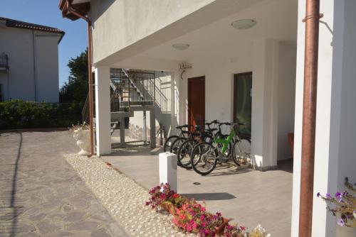 アグローポリにあるCasa vacanze "Villa Agropoli"の家の外に停めた自転車