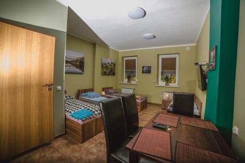 a waiting room with a table and chairs at Noclegi Andersa in Wałbrzych
