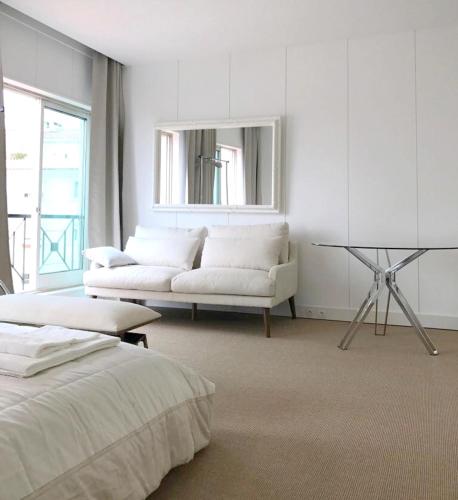 a white room with a couch and a table at New Loft - Lisboa Estrela in Lisbon