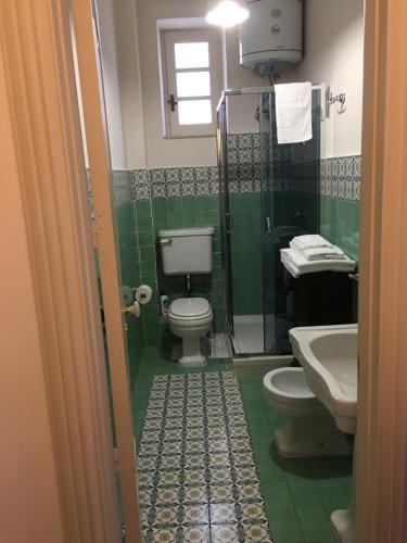A bathroom at L'Atelier del Pittore Apartment
