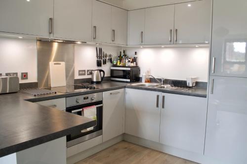 Una cocina o kitchenette en Central 2 Bedroom Apartment with Free Parking
