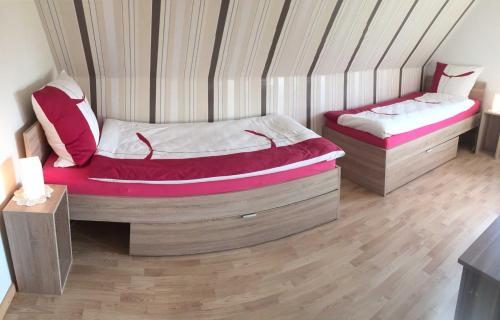 a room with two beds in a tent at Ferienhaus Karin in Erfde