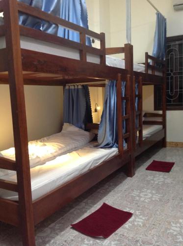 ハザンにあるHa Giang 1 Hostel and Loop Tourの部屋に二段ベッドがいくつかある