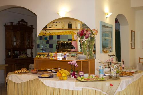 una cocina con dos mesas con comida. en Hotel Residence Charles, en Rímini