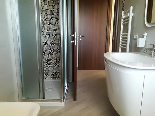 モンテジルヴァーノにあるChez Giuliaのバスルーム(シャワー、トイレ、シンク付)