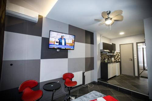 TV a/nebo společenská místnost v ubytování Trendy Living in Monastiraki