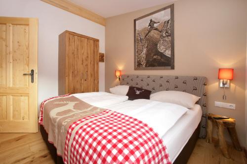 Una cama o camas en una habitación de The Kaprun Edition - Luxury Chalets & Style Suites