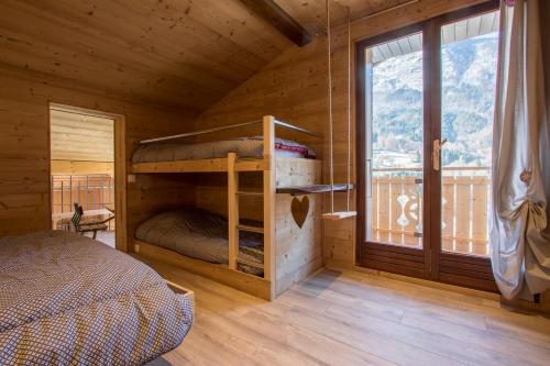 Ένα ή περισσότερα κρεβάτια σε δωμάτιο στο chalet Noyer - Domaine du Fraizier