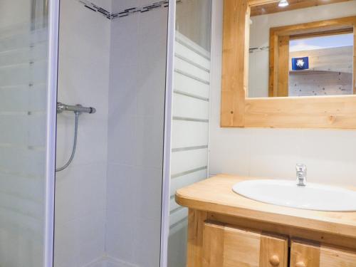 une salle de bain avec un lavabo et une douche dans l'établissement Residence Les Provères, à Méribel
