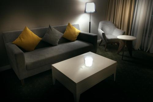 Ein Sitzbereich in der Unterkunft The Square