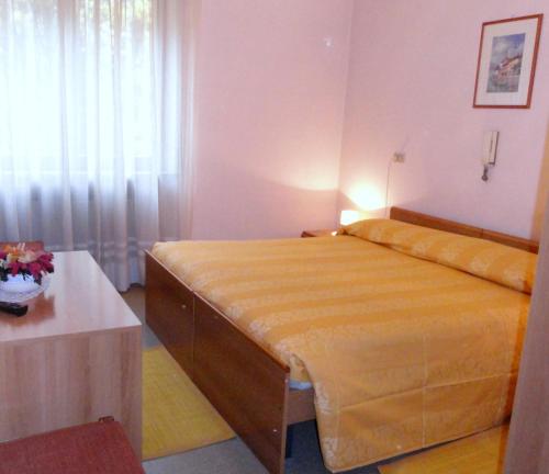 a bedroom with a large bed in a room at Albergo Ristorante Cima I Pra' in Ponte nellʼAlpi