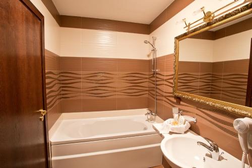 Bilik mandi di Hotel Diamond