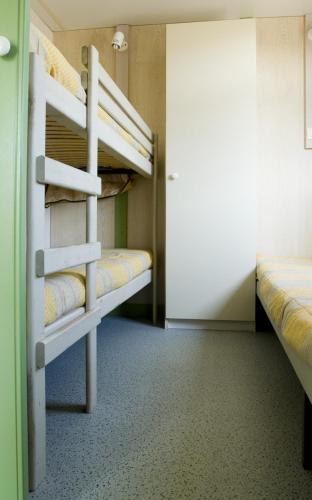 a bunk bed room with two bunk beds at Eurocamping in Oliva