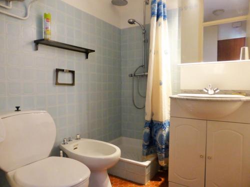 une salle de bain avec toilettes, lavabo et douche dans l'établissement 2VSE-COB270 Studio proche plage, à Collioure