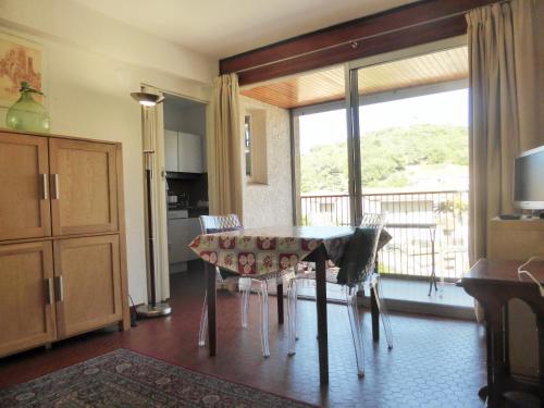 d'un salon avec une table et un balcon. dans l'établissement 2VSE-COB270 Studio proche plage, à Collioure
