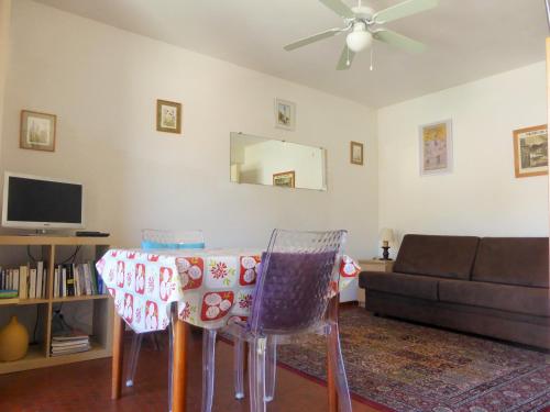 un salon avec un canapé, une table et des chaises dans l'établissement 2VSE-COB270 Studio proche plage, à Collioure