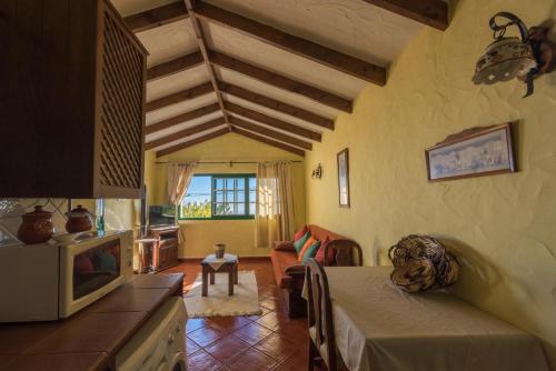 een woonkamer met een bed en een bank in een kamer bij Casa Abuelo Buenaventura in Isora