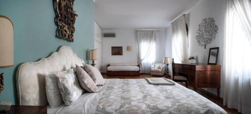 a bedroom with a bed and a desk in a room at Casa Lunia Guesthouse in Mestre