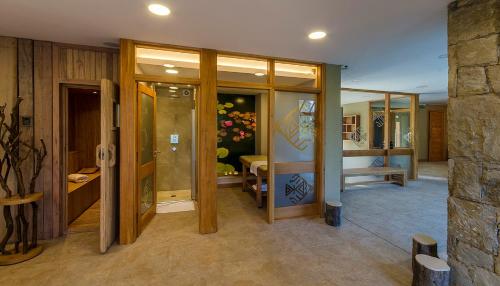 ビージャ・ラ・アンゴストゥーラにあるHostería Huenúのガラスドア付きの広い客室で、ベッドルーム1室が備わります。