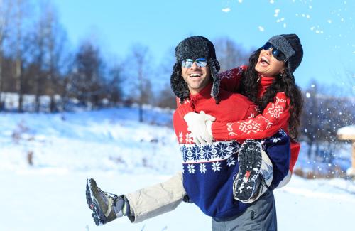 a man and a woman in the snow at Hotel Restaurant Les Brases in Sort
