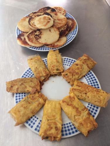 twee borden met eten op een tafel met pannenkoeken bij Hotel Boutique Casa Berastegui in Puerto Colombia