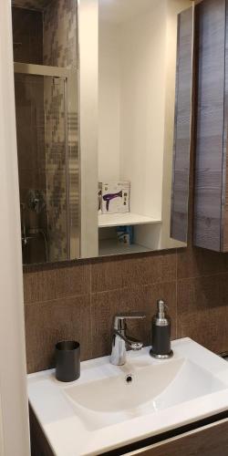 バーリにあるPasubio 188 - CASA GIOIAのバスルーム(洗面台、鏡付)