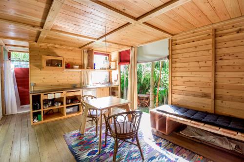 een keuken en eetkamer met een tafel en stoelen bij Azul Singular in Horta