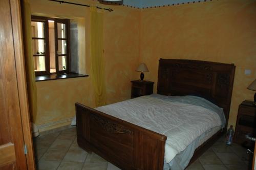 Ambronay的住宿－Le Bellaton，一间卧室设有一张床和一个窗口