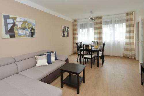 uma sala de estar com um sofá e uma mesa em Deak Apartment em Budapeste