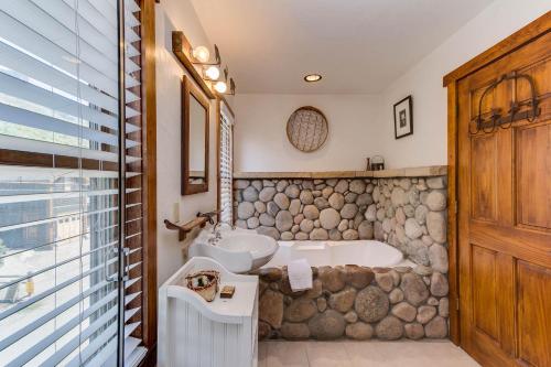 Minturn Innにあるベッド
