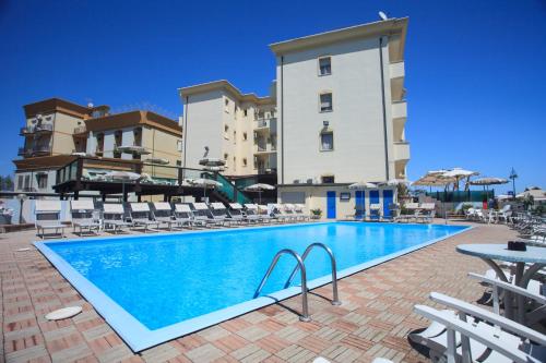 einem Pool vor einem Gebäude in der Unterkunft Hotel Garden in Cesenatico