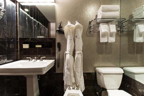 Koupelna v ubytování City Club Hotel