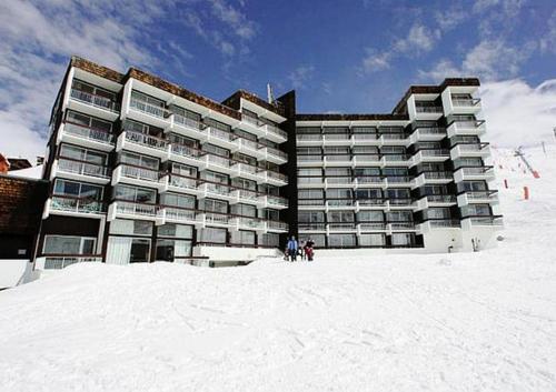 ヴァル・トランスにあるClubHotel le Gypaete Residence Val Thorensの雪の中の建物