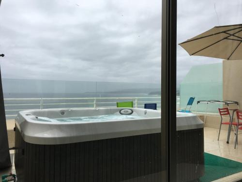 Kupatilo u objektu Duplex Jacuzzi San Alfonso del Mar