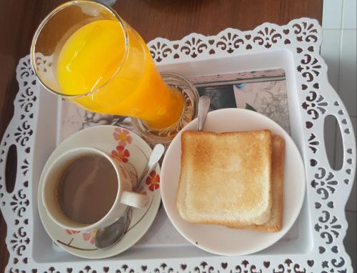 bandeja con un plato de tostadas y una taza de café en Mailuay Resort, en Buriram