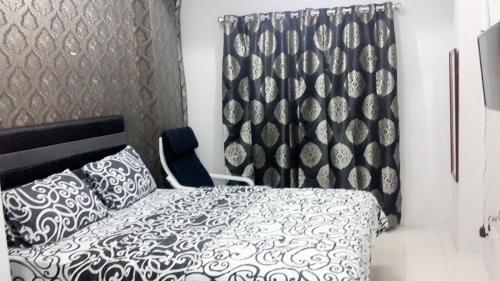 Tempat tidur dalam kamar di Netty Apartemen Puri Park View