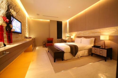 a hotel room with a bed and a television at Lanshy Motel in Taichung
