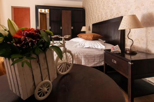 Un pat sau paturi într-o cameră la Complex Mona Caraiman