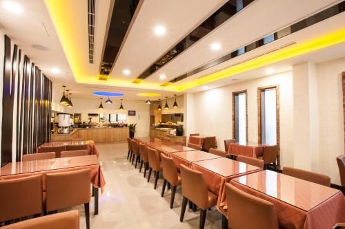 a dining room with tables and chairs at 富士都商務汽車會館 台南市旅館308號 in Tainan