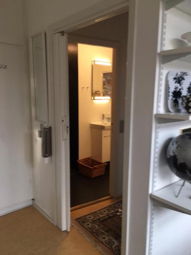 un pasillo con una puerta que conduce a una habitación en Engbo, en Ringkøbing