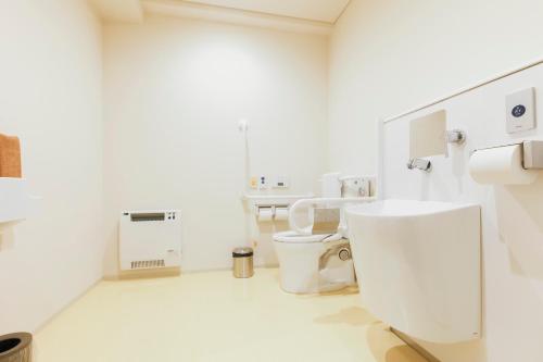Bilik mandi di Hotel Higashimokoto