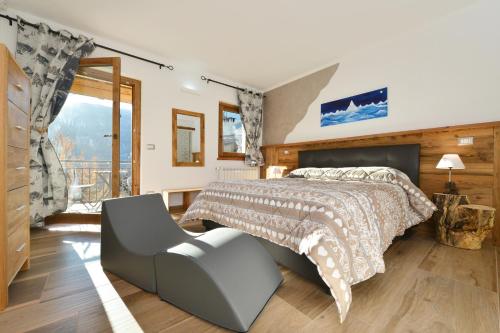- une chambre avec un lit, une chaise et une fenêtre dans l'établissement Lo metcho dou bino, à Antey-Saint-André